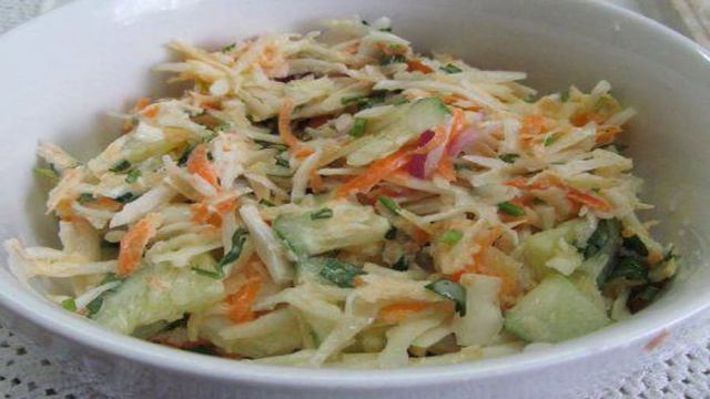 Капустный салат с огурцом и репой