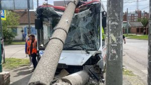 Троллейбус врезался в столб после ДТП в Краснодаре, пострадали четыре человека