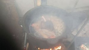 Горох с копчëным мясом на костре