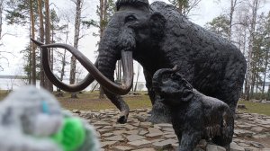Рубрика "Прогулка с Ушастиком", берег Шарташа, бронзовые фигуры