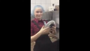 ПРИКОЛ.Красиво разыграли девушку.