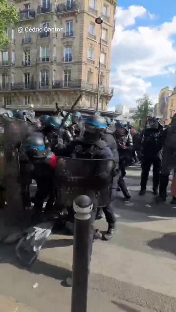 Традиционные беспорядки и столкновения с полицией прошли в Париже по случаю 1 мая....