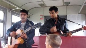 Цыганка красиво поют в электричке