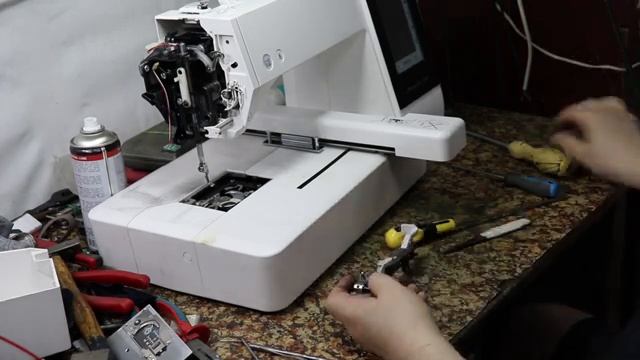 Janome 500E замена рамки игловодителя смотреть онлайн