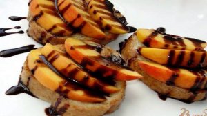 Сладкие гренки с персиком и шоколадным соусом