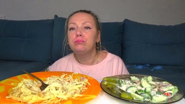 Мукбанг  салат ,огурцы соленые ,макароны с беконом. Еда на камеру!