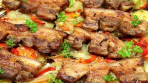 Свиная грудинка запеченая на овощной подушке