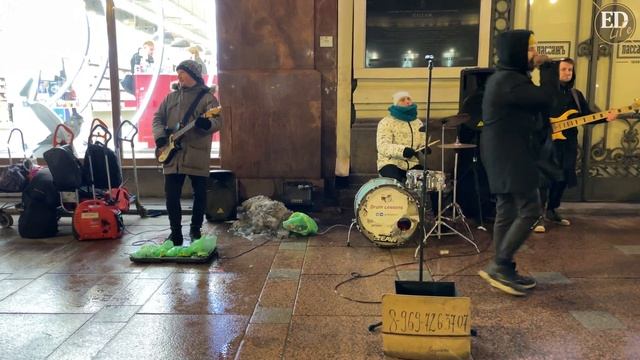 Кавер-группа «Питерская соль» сыграла песню Сплина «Мое сердце» – уличные музыканты Петербурга смотреть онлайн