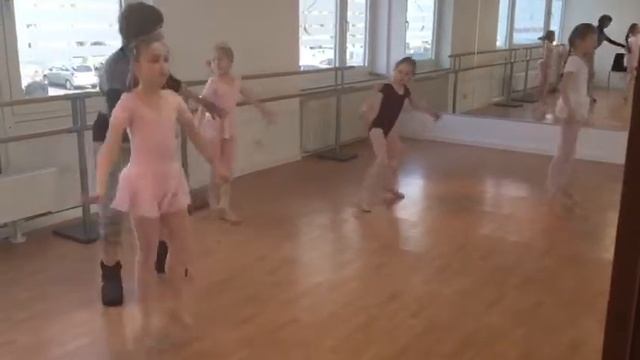 На уроке балета. Любимый преподаватель Дайга Цайс смотреть онлайн