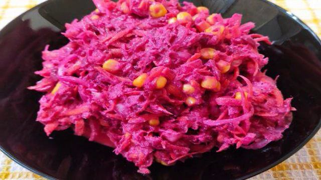 Мясной салат с овощами и сметанной заправкой