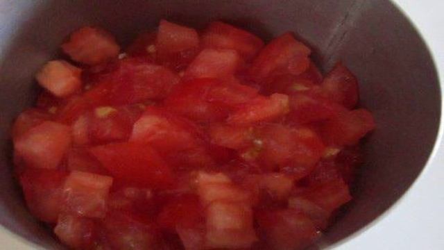 Салат с томатами, моцареллой и тунцом