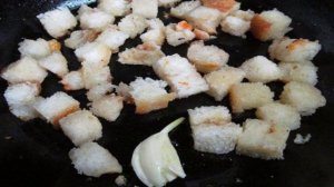 Яйцо с гренками на беконе и рукколой