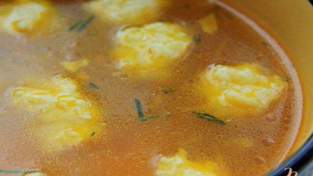 Легкий куриный суп с сырными клецками
