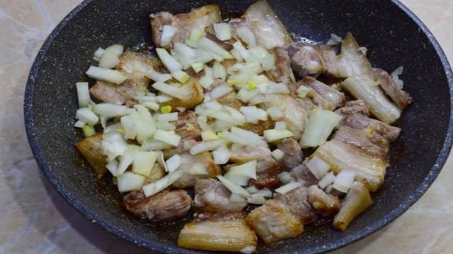 Жареная картошка с грибами и свининой