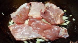 Мясо запеченное слоями с горчицей и луком