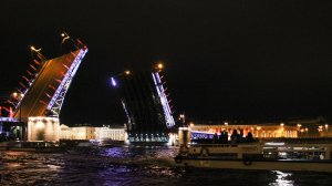 Разведение Дворцового и Троицкого мостов в Санкт-Петербурге