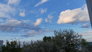 Красивое небо и облака над деревней, счастливая и уютная деревенская жизнь