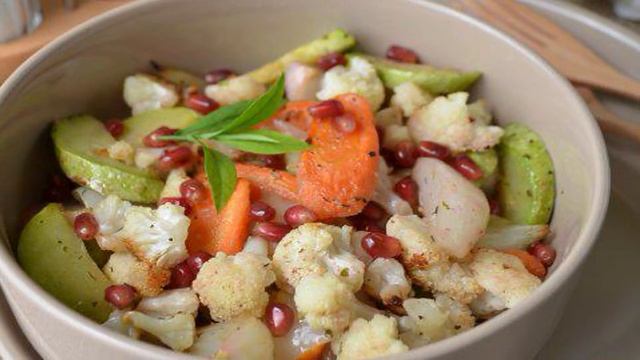 Салат с печеными овощами и гранатом