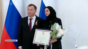 Спикер НС РД Заур Аскендеров вручил госнаграды дагестанцам
