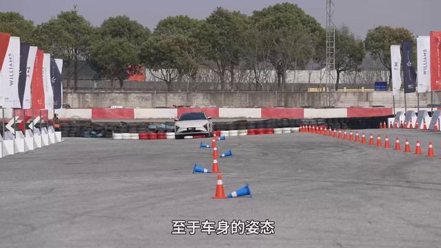 “傻快”的电动车不配有操控？智己L7可不信这一套！ смотреть онлайн