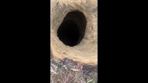 В Ульяновской области местные жители обнаружили «бездонную» дыру в поле между селами.