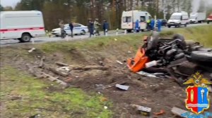 01-05-2025 Товарный поезд на переезде в Ивановской области врезался в грузовик, груженый пивными кег