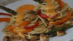 Спагетти с овощами и сливочным соусом