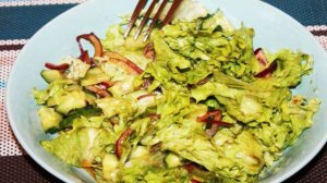 Зеленый салат с маринованным луком и огурцом