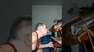 Прикол выпил 3 литра вискаря и упал