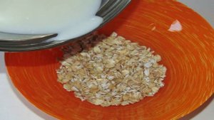 Полезный завтрак с хлопьями и курагой