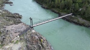 Подвесной пешеходный мост в Горном Алтае с дрона.