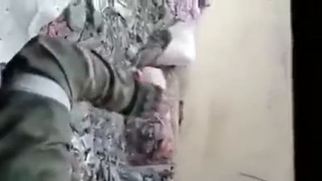 В разрушеном доме в Мариуполе чеченцы поставили памятник тикток вояке, но тот позитивно погрузился
