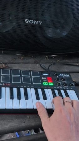 Akai MPK Mini Play - классная игрушка для разминки пальцев и не только