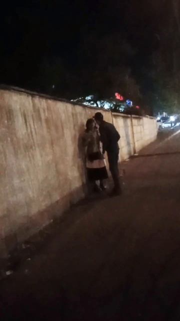 СҰМДЫҚ тапа тал тусте ТОЛЕ БИ КӨШЕСИНДЕ ЕРКЕК АЙЕЛДІ ҰРЫП ЖАТР#улица Толе би мужчина бёт женщину#Шо смотреть онлайн