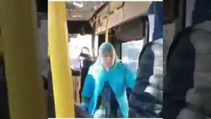 Случай в автобусе. Бабка провокаторша матерится, бьет и орёт.