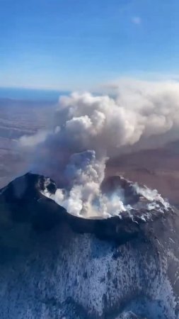 На Камчатке вулкан Карымский выбросил столб пепла на высоту более 4 километров.