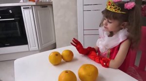 Ева переодевается в диснеевских принцесс и идет на бал Eve dresses up as Disney princesses