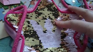 играем в детскую сумочку для девочек
