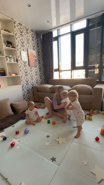 Ходим, гуляем 🤗 #тройня #тройняшки #крупняшки #triplets #близнецы смотреть онлайн