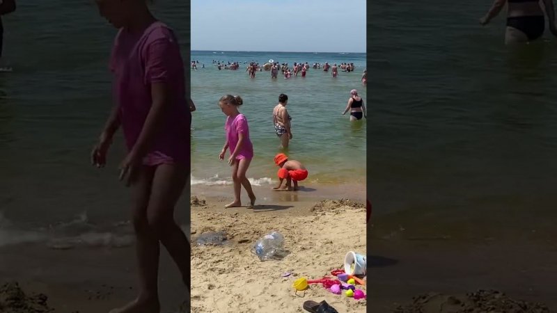 Дети спасают медуз на пляже… #детиспасаютмедуз #медузы #анапа #витязево