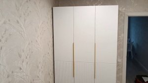 Распашной шкаф с фрезероваными фасадами и угловой стол для школьницы.