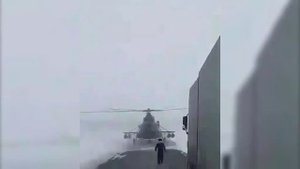 Посадили вертолет на трассу