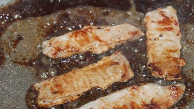 Теплый салат со свининой и спаржевой фасолью
