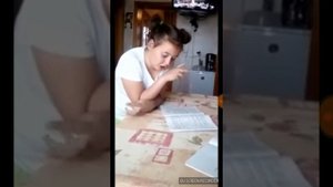 Девочка решает задачу про грибы а пишет про огурцы