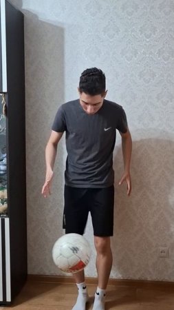 Футбики, а вы бы что выбрали: девушку или футбол?