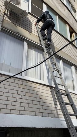 Форточник , дверь в дом закрылась