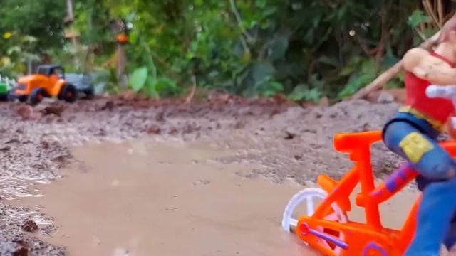 Тягач с песком застрял в грязи велосипед  вытаскивает грузовик Tractor Loaded Sand Stuck in Mud