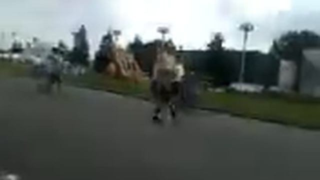 Парень на роликах классно катется смотреть онлайн