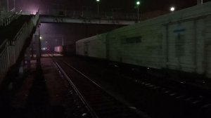 Электровоз 2ЭС6-1077 "Синара" с грузовым поездом отправляется со станции "Монино".