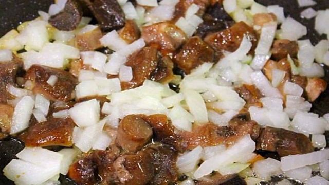 Грибной салат с киноа и чесноком